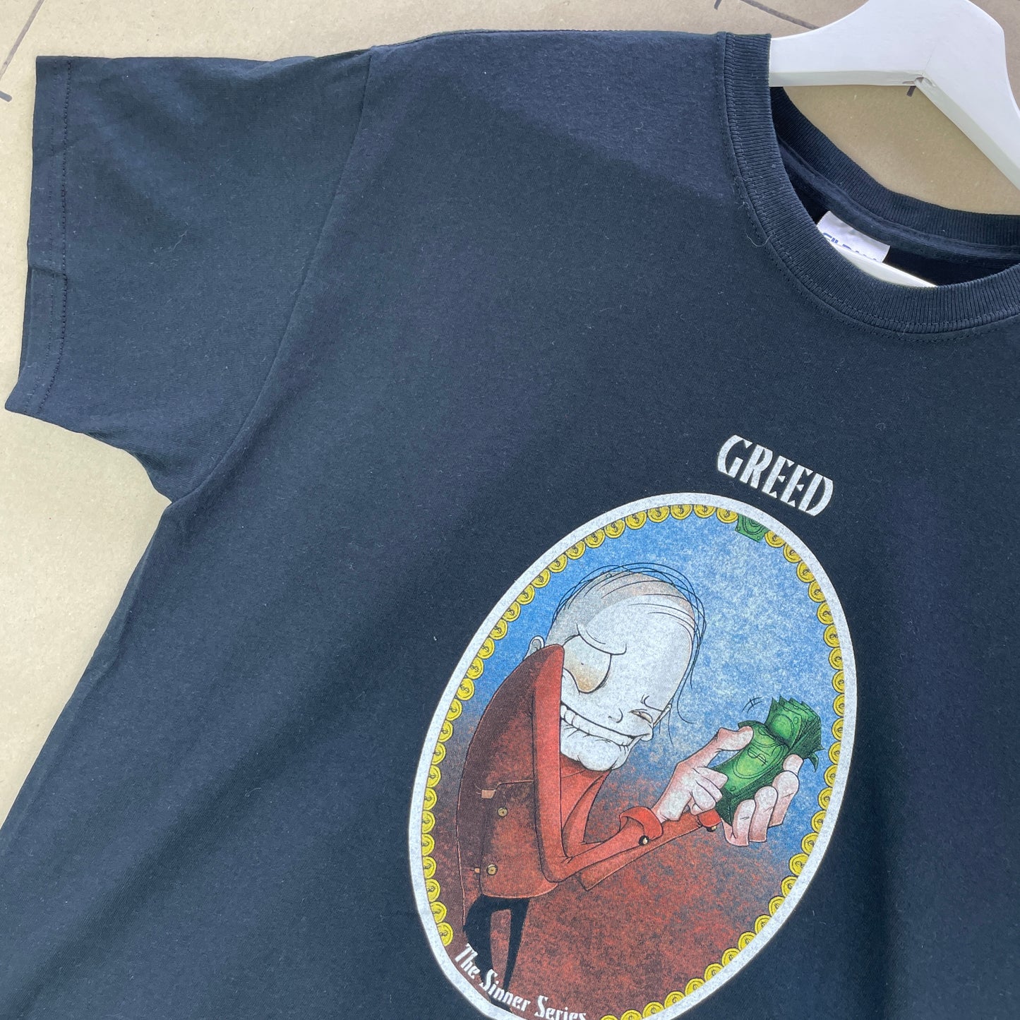 Sort Amager Bryghus T-Shirt Med Greed Grafik Fra The Sinner Series