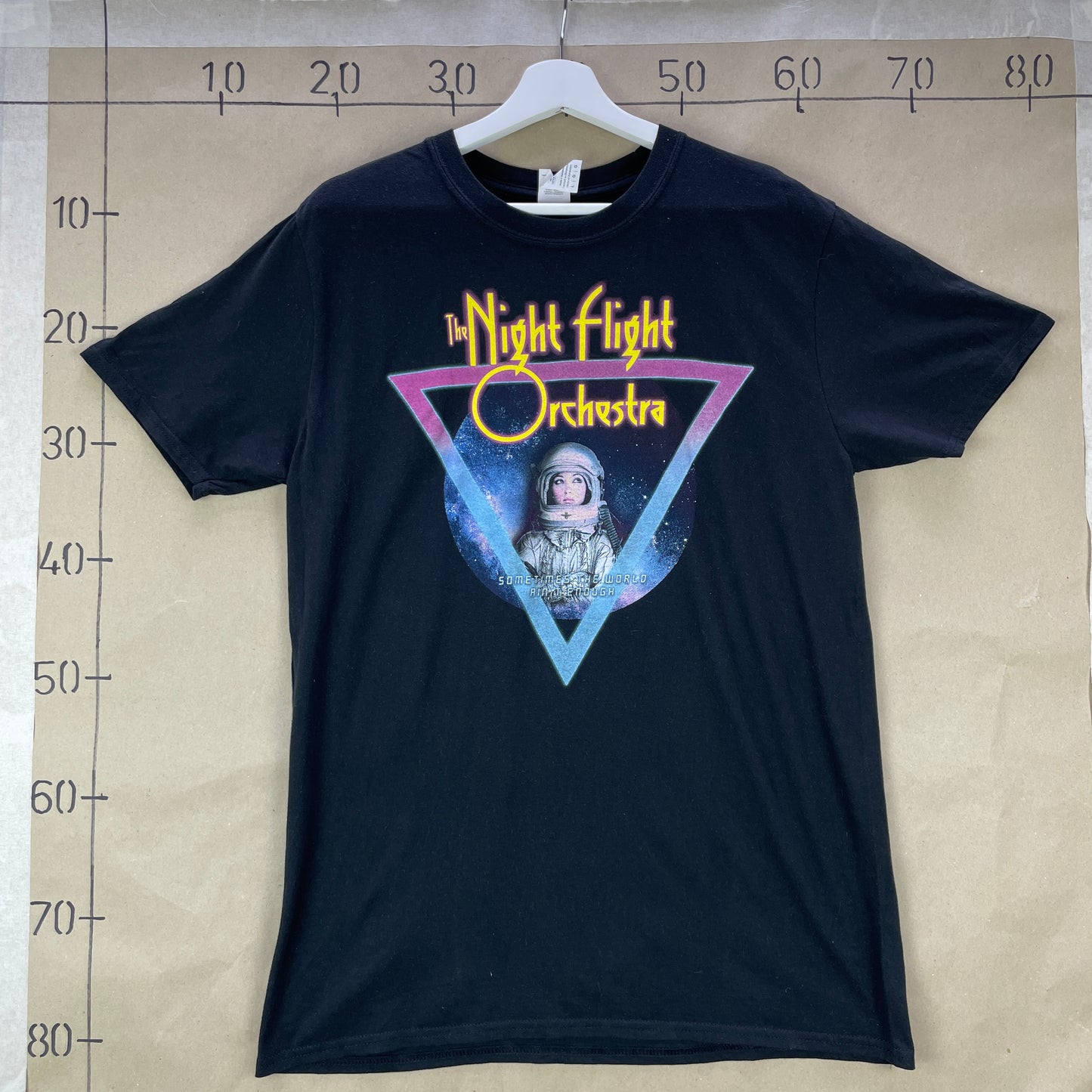 Sort Band T-Shirt Fra The Night Flight Orchestra Med Rumtema Og Tourdatoer