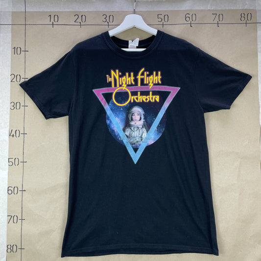 Sort Band T-Shirt Fra The Night Flight Orchestra Med Rumtema Og Tourdatoer