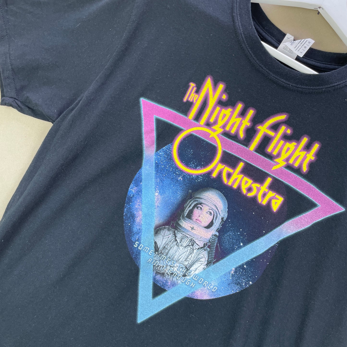 Sort Band T-Shirt Fra The Night Flight Orchestra Med Rumtema Og Tourdatoer