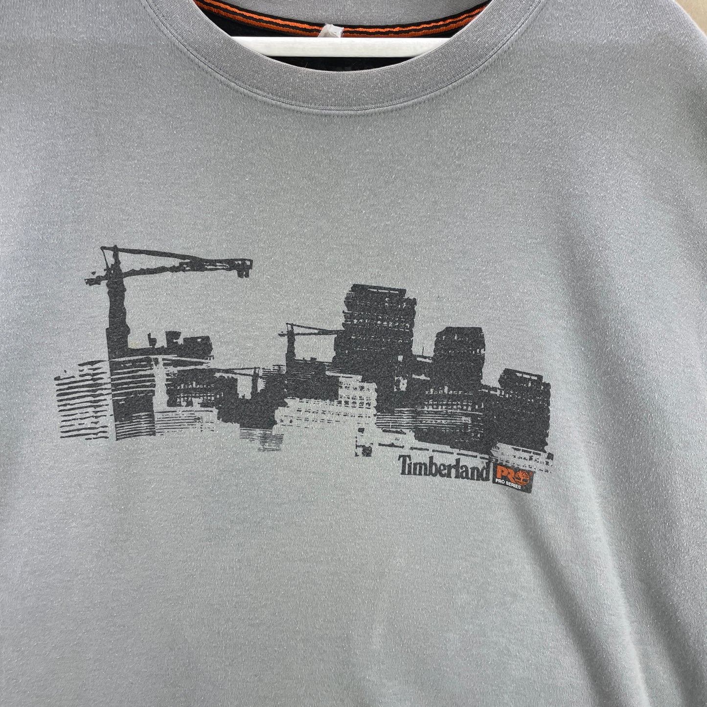 Grå Vintage Timberland Pro Series T-Shirt Med By-Silhuet Print Fra 2000’Erne