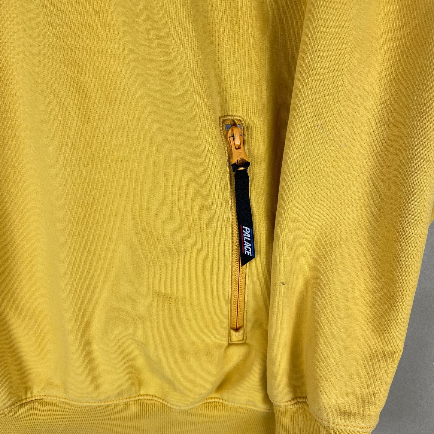 Palace Gul Half Zip Sweatshirt Streetwear Stil