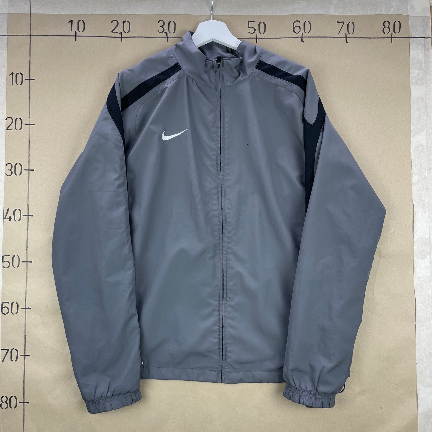 Grå Nike Dri-Fit Træningsjakke Med Hætte Og Sort Kontrastdesign