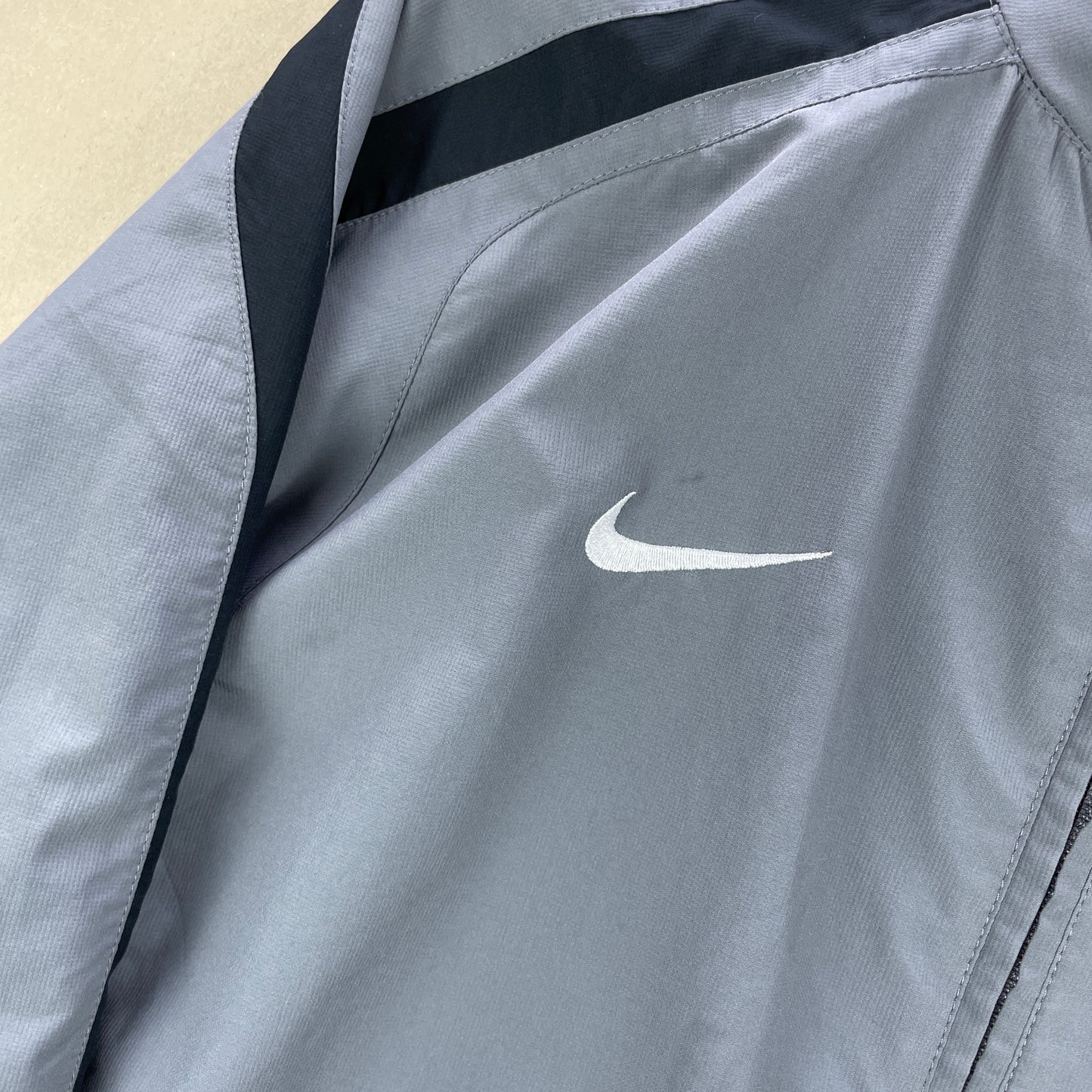 Grå Nike Dri-Fit Træningsjakke Med Hætte Og Sort Kontrastdesign
