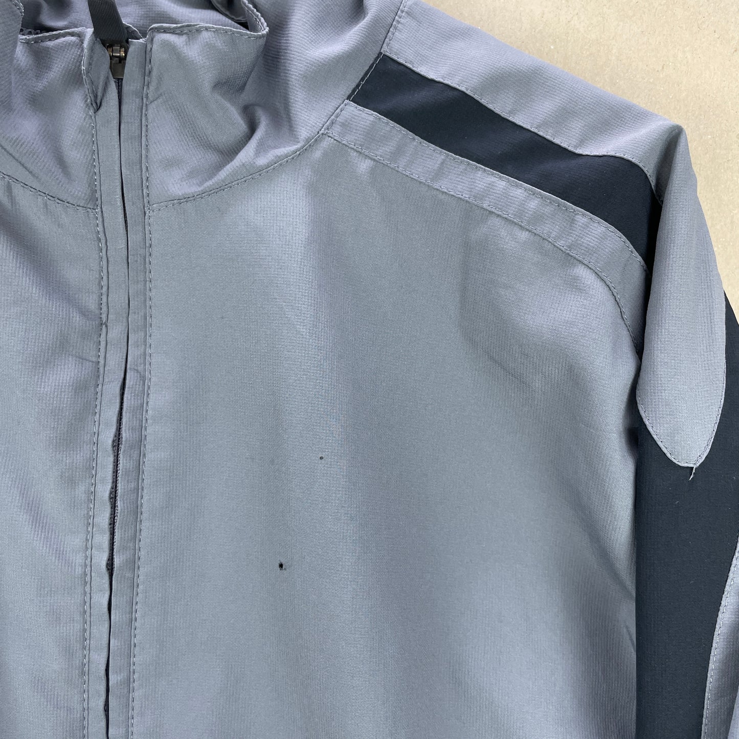 Grå Nike Dri-Fit Træningsjakke Med Hætte Og Sort Kontrastdesign