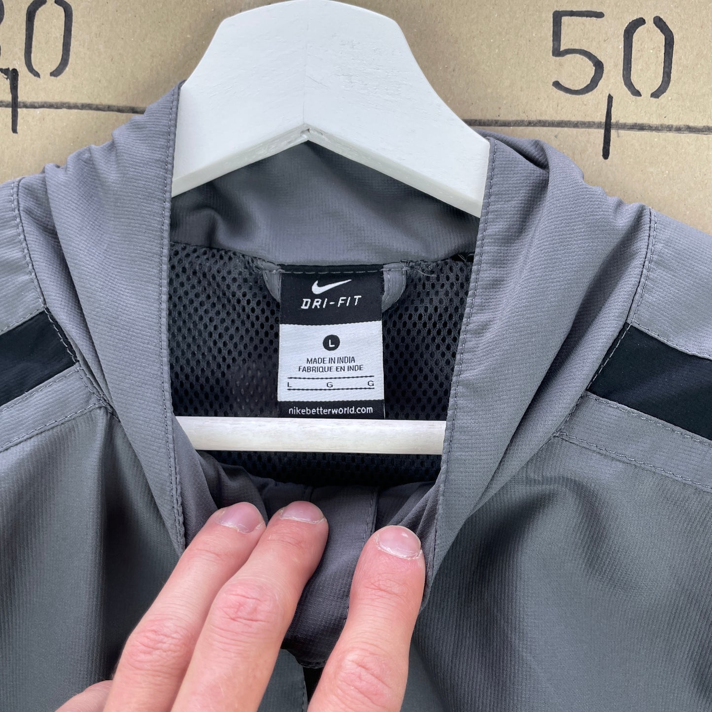 Grå Nike Dri-Fit Træningsjakke Med Hætte Og Sort Kontrastdesign