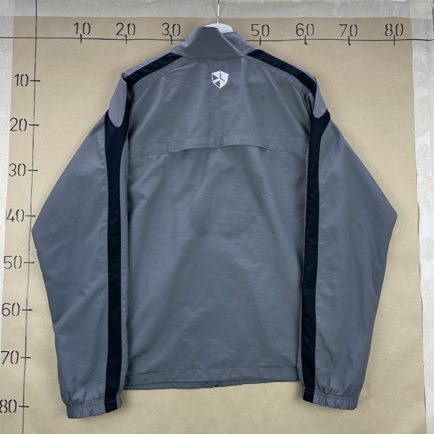 Grå Nike Dri-Fit Træningsjakke Med Hætte Og Sort Kontrastdesign