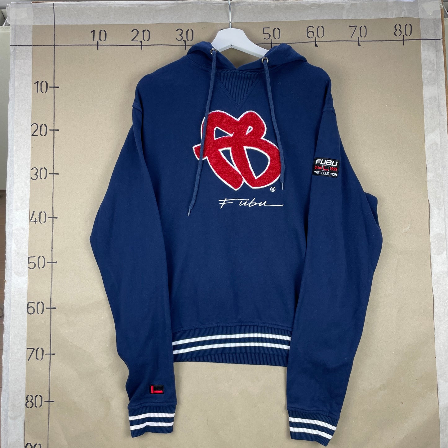 Blå FUBU Hoodie Med Stor Rød Logo Patch Og Detaljer På Ærme