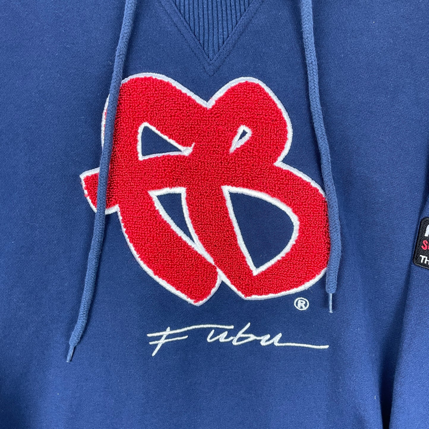Blå FUBU Hoodie Med Stor Rød Logo Patch Og Detaljer På Ærme
