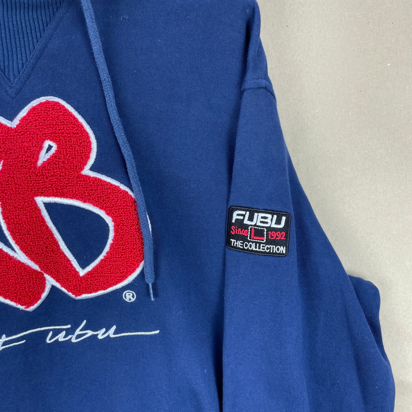 Blå FUBU Hoodie Med Stor Rød Logo Patch Og Detaljer På Ærme