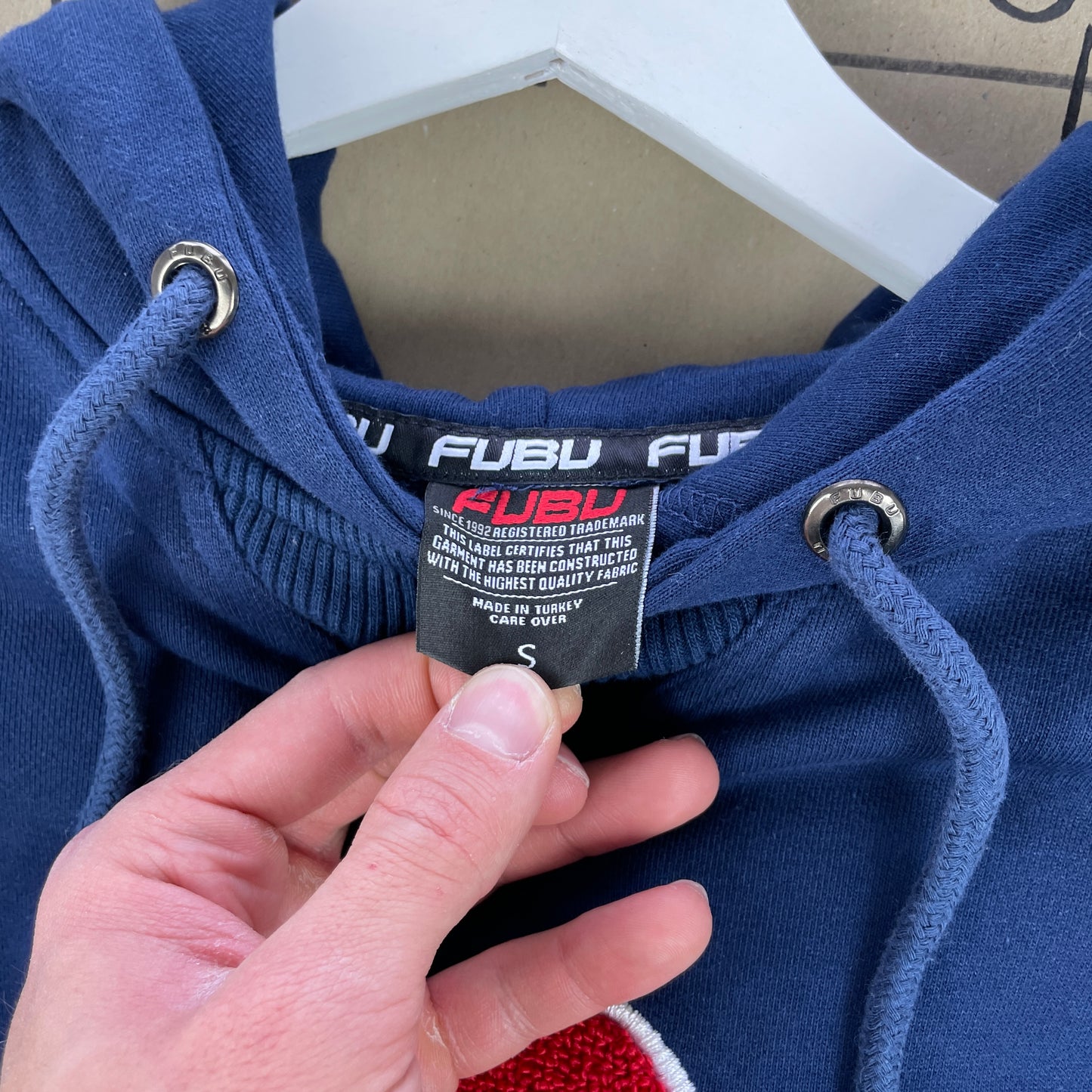 Blå FUBU Hoodie Med Stor Rød Logo Patch Og Detaljer På Ærme