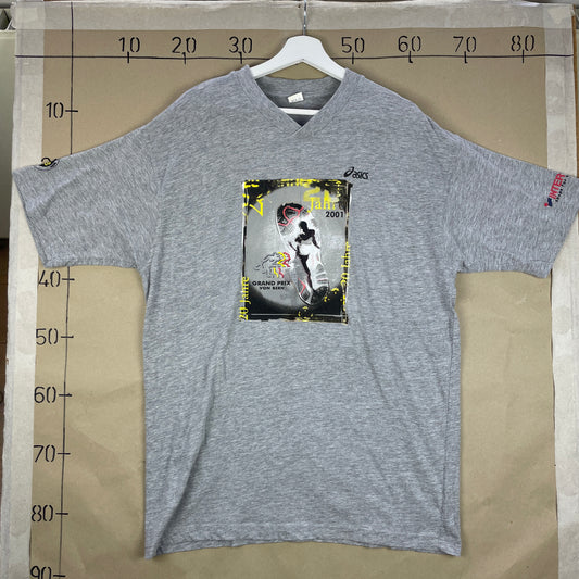 Grå Asics Grand Prix 2001 T-Shirt – Sporty Vintage Look