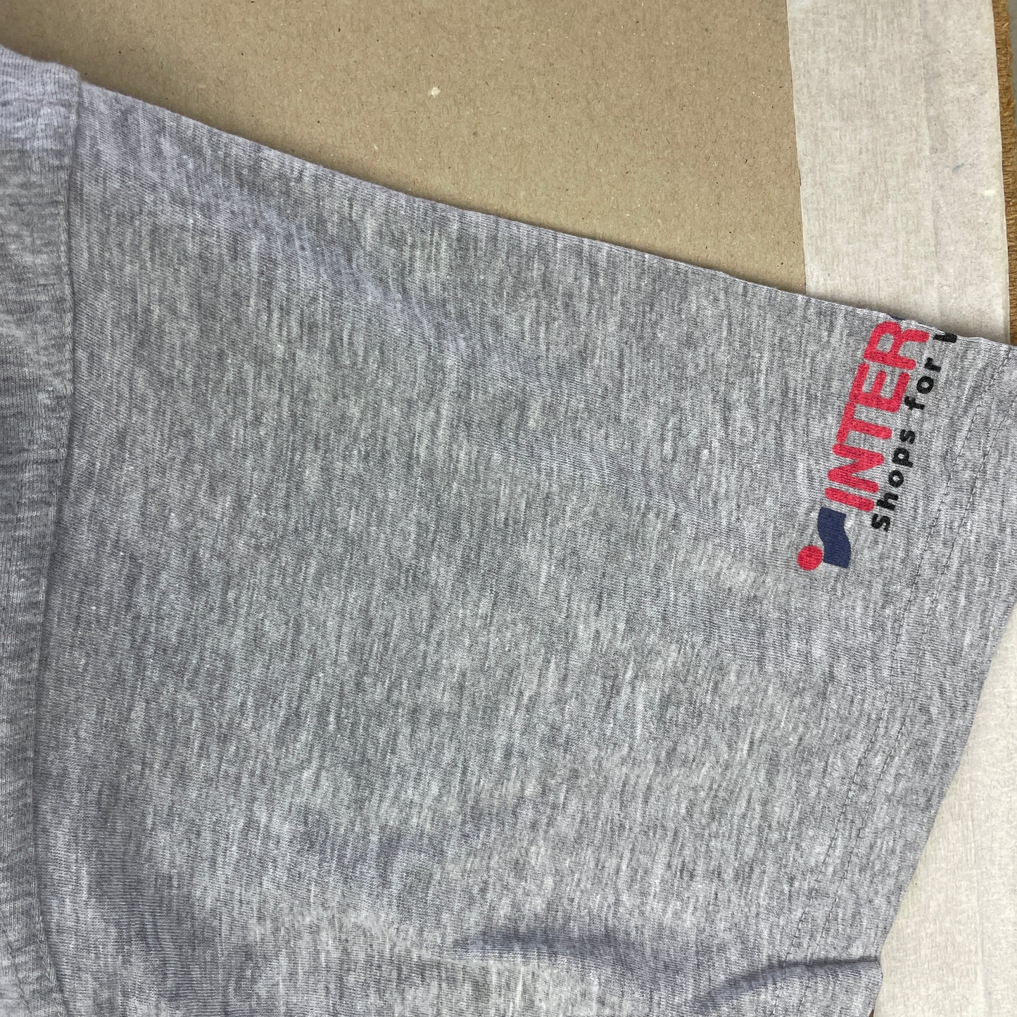 Grå Asics Grand Prix 2001 T-Shirt – Sporty Vintage Look