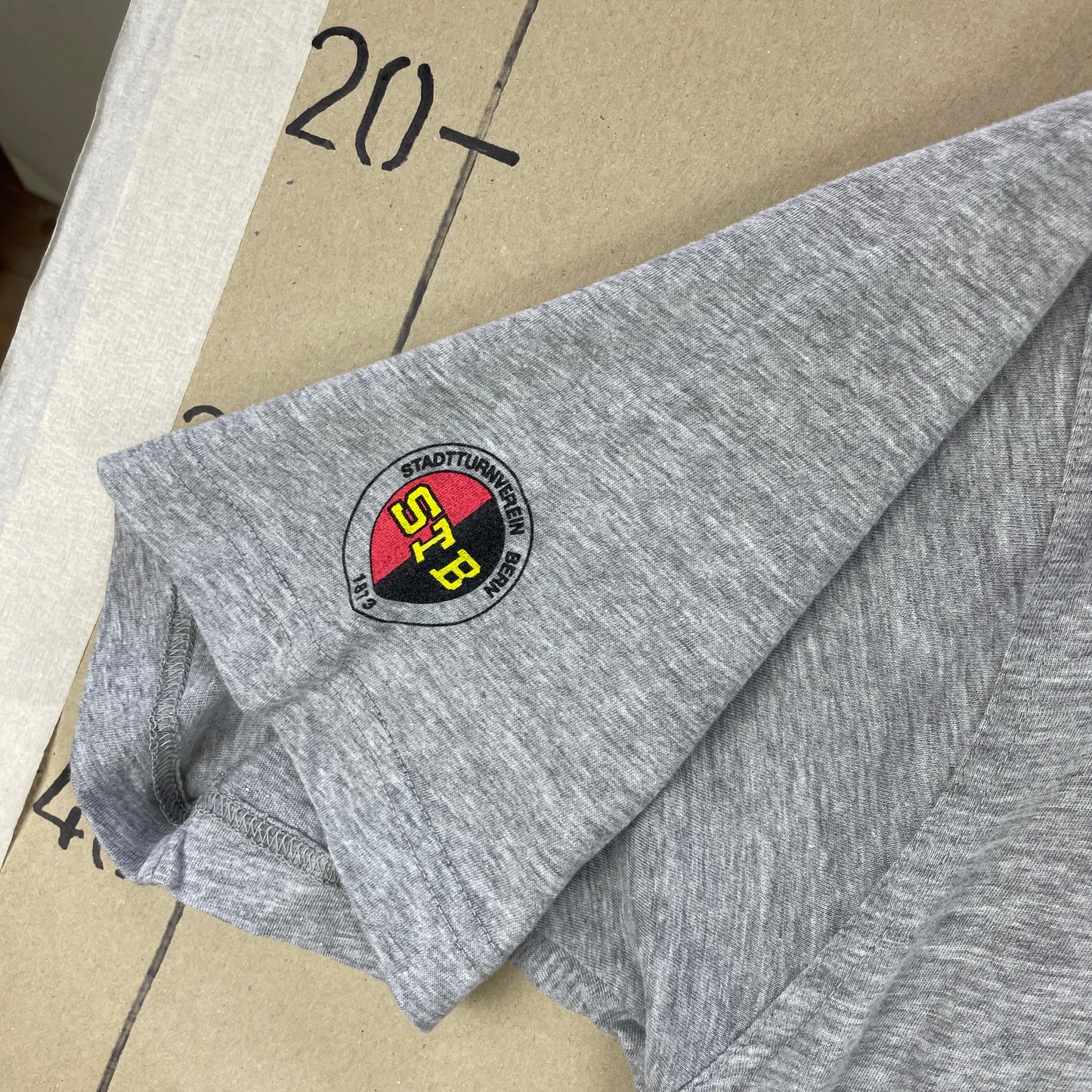 Grå Asics Grand Prix 2001 T-Shirt – Sporty Vintage Look