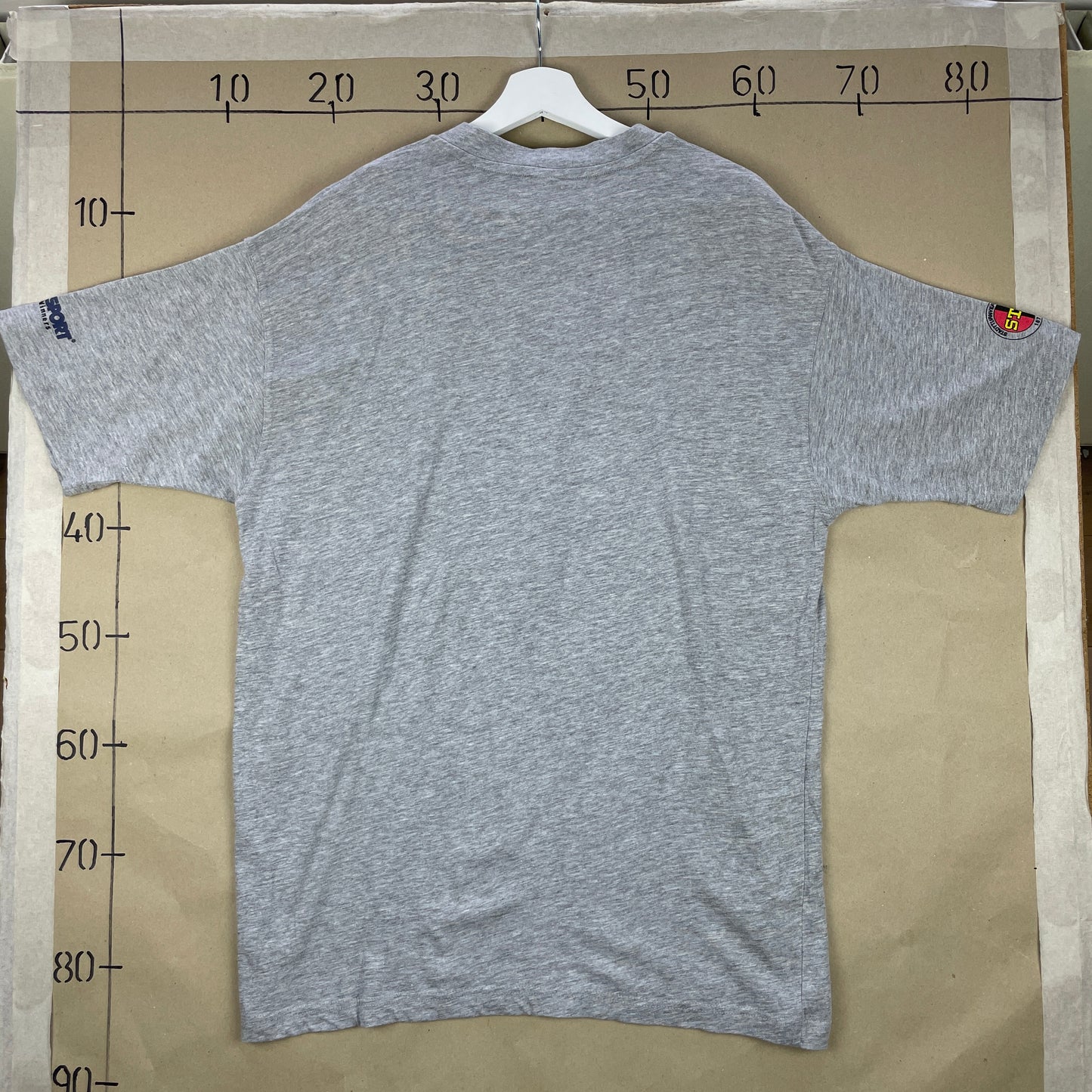 Grå Asics Grand Prix 2001 T-Shirt – Sporty Vintage Look