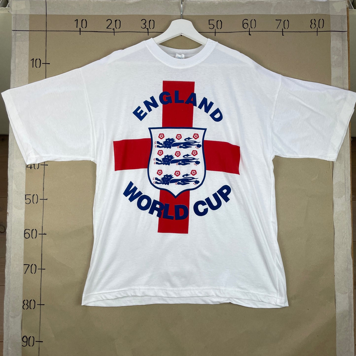 Vintage England World Cup T-Shirt – Stort Rygprint Og 90er Fodboldvibe