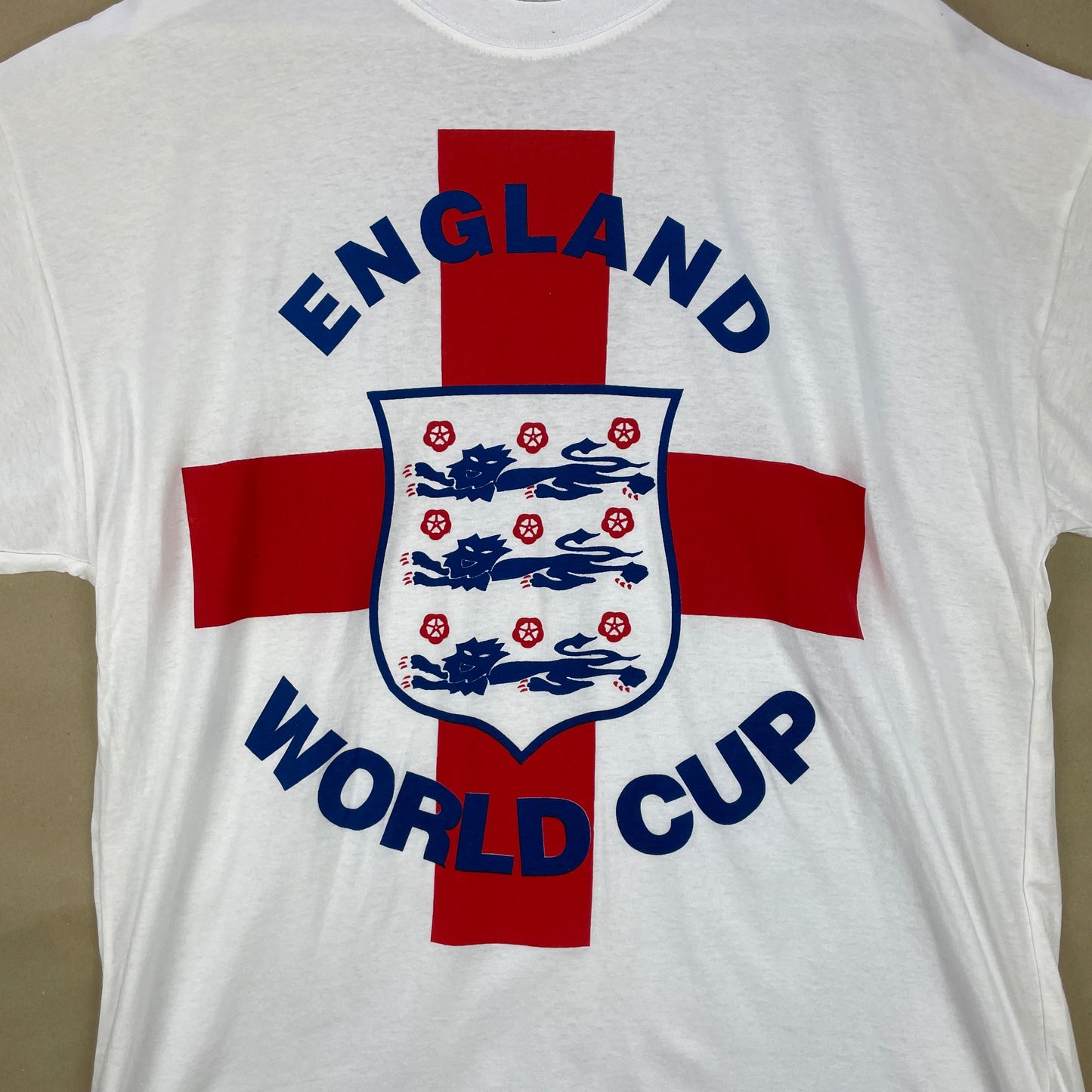 Vintage England World Cup T-Shirt – Stort Rygprint Og 90er Fodboldvibe