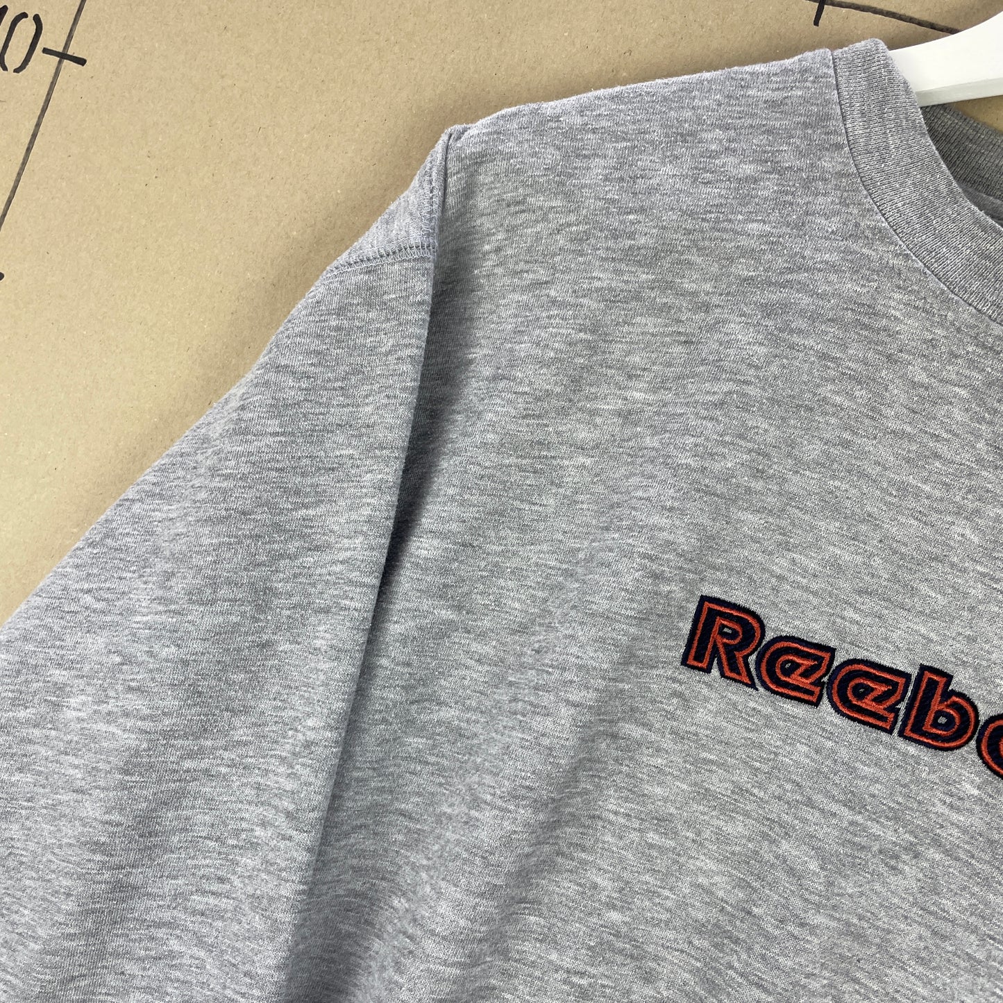 Grå Reebok Essentials Sweatshirt – 90’er Sportswear Vibe