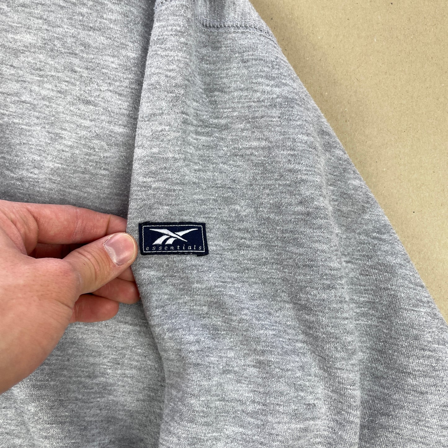 Grå Reebok Essentials Sweatshirt – 90’er Sportswear Vibe