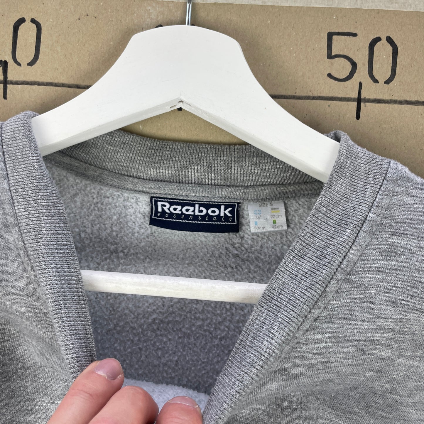 Grå Reebok Essentials Sweatshirt – 90’er Sportswear Vibe