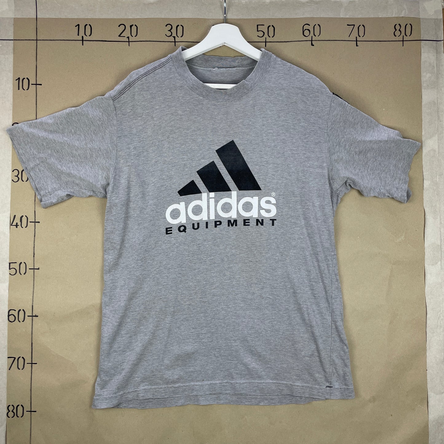 Grå Adidas Equipment T-Shirt – Klassisk 90er Sportsstil