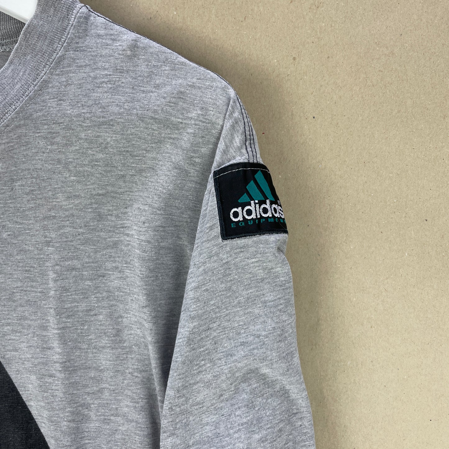 Grå Adidas Equipment T-Shirt – Klassisk 90er Sportsstil