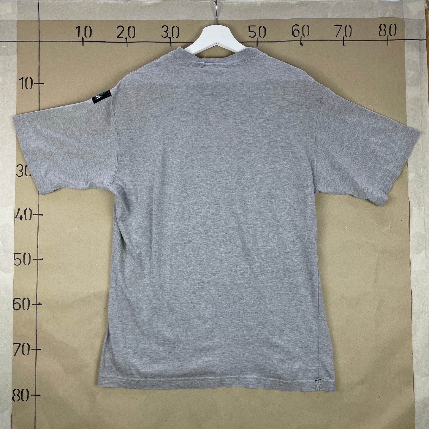 Grå Adidas Equipment T-Shirt – Klassisk 90er Sportsstil