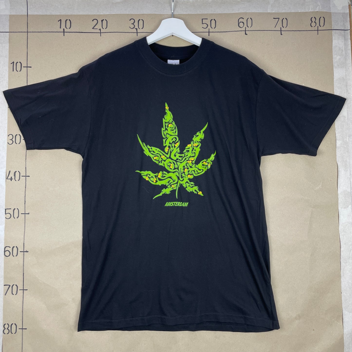 Sort Amsterdam T-Shirt Med Psykedelisk Blad Print – Urban Streetwear Vibe