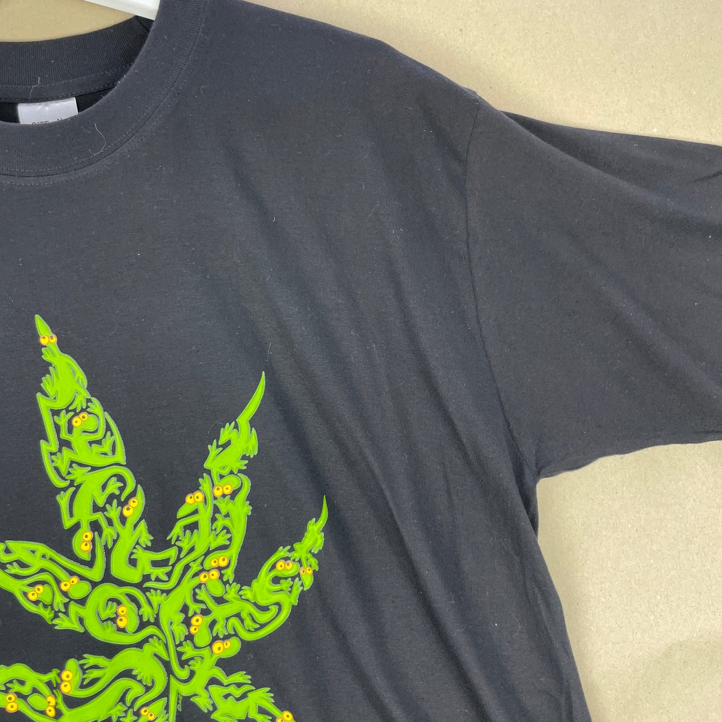 Sort Amsterdam T-Shirt Med Psykedelisk Blad Print – Urban Streetwear Vibe