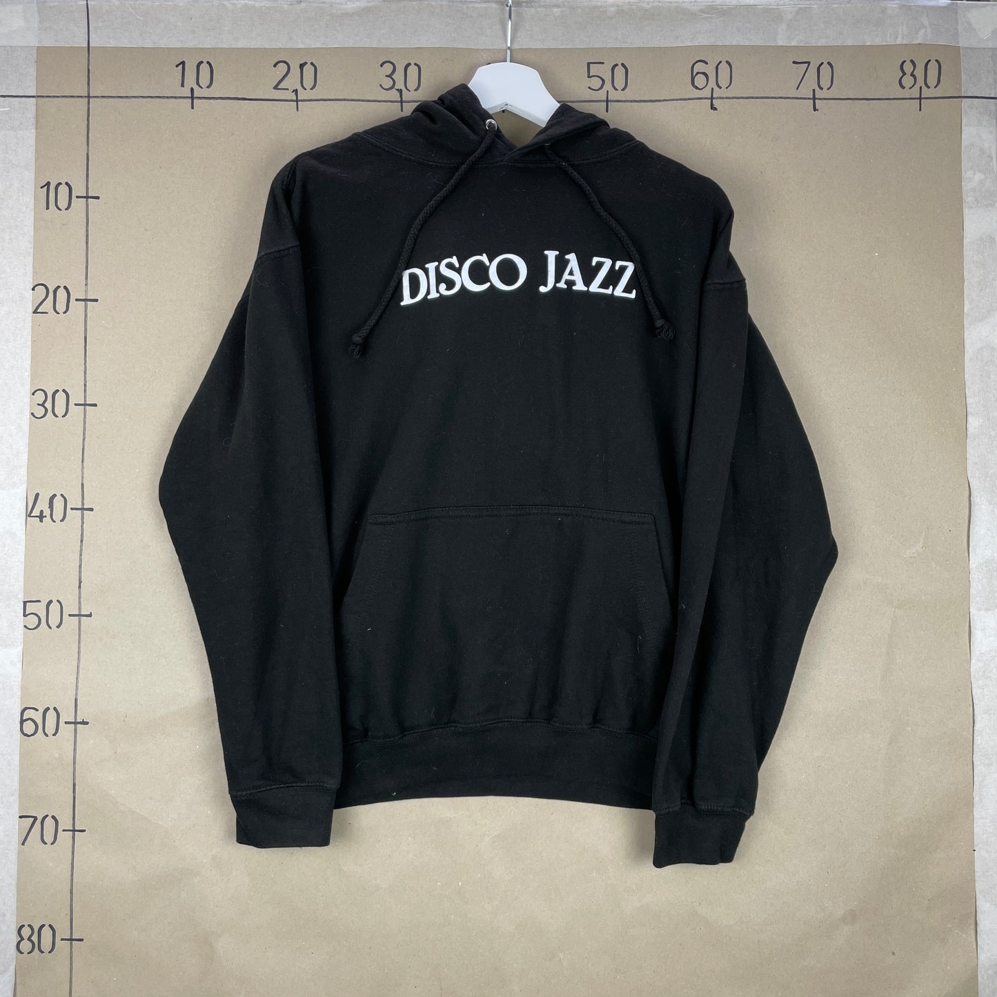 Sort Disco Jazz Hoodie – Minimalistisk Streetwear Statement
