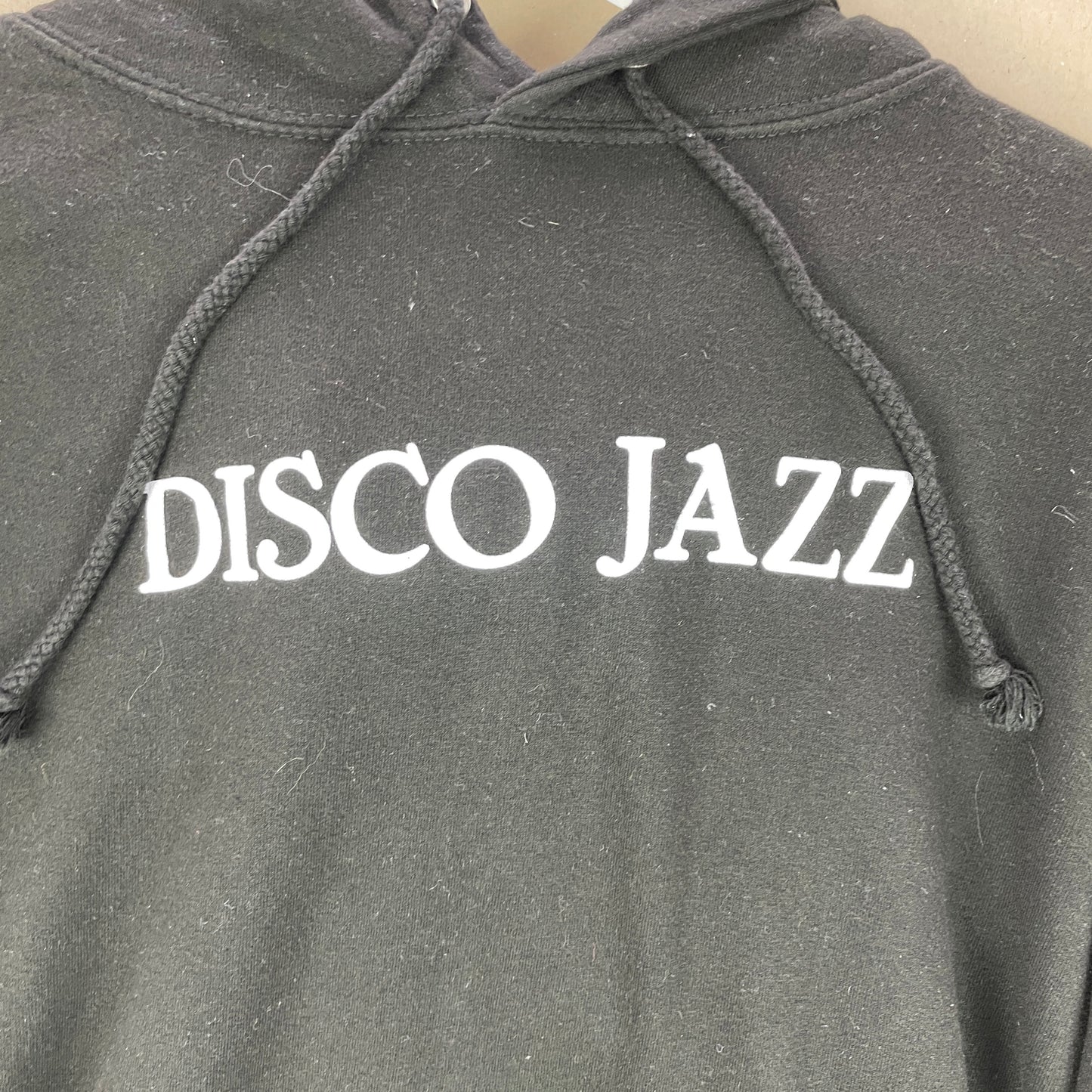 Sort Disco Jazz Hoodie – Minimalistisk Streetwear Statement