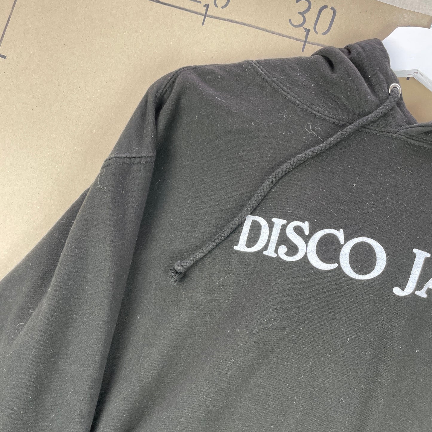 Sort Disco Jazz Hoodie – Minimalistisk Streetwear Statement