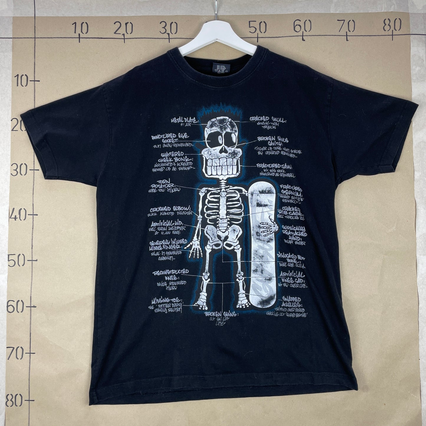 Sort Spirit Skeleton Snowboard T-Shirt – Hardcore Snowboarder Grafik