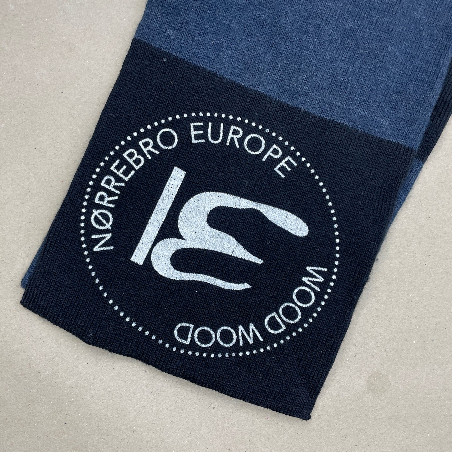 Mørkeblå Og Marineblå Wood Wood Halstørklæde – Nørrebro Europe Print