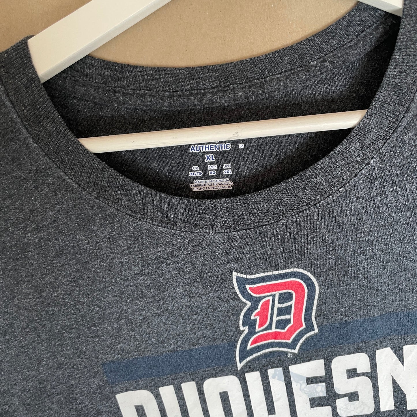 Grå Vintage Duquesne Basketball T-Shirt