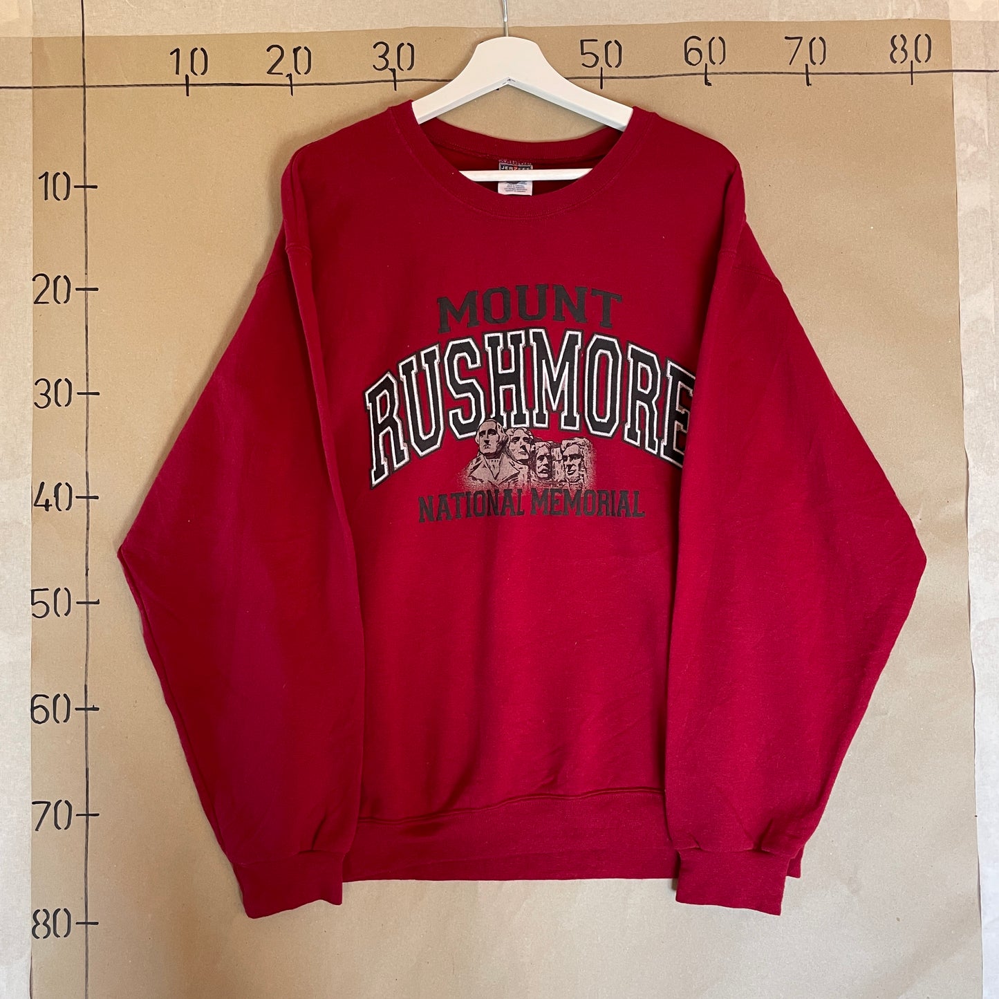 Rød Vintage Broderet Mount Rushmore Sweatshirt