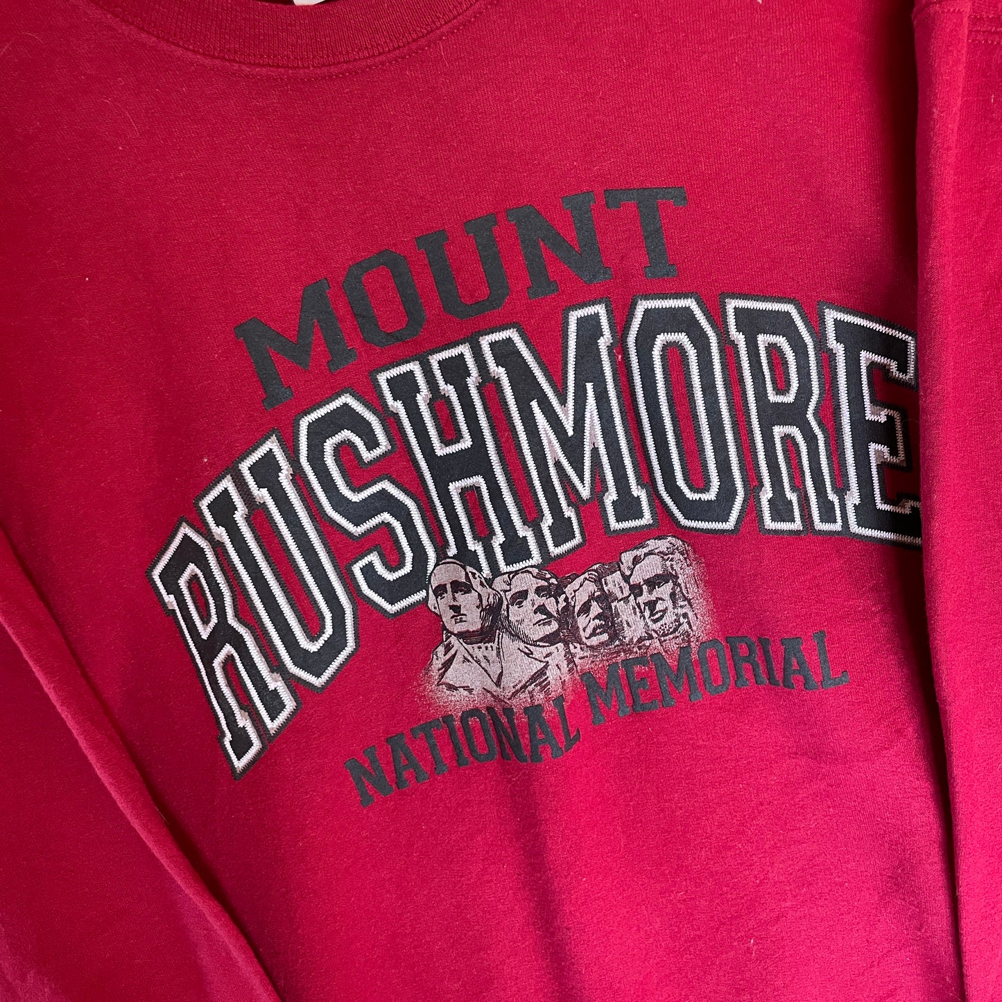 Rød Vintage Broderet Mount Rushmore Sweatshirt