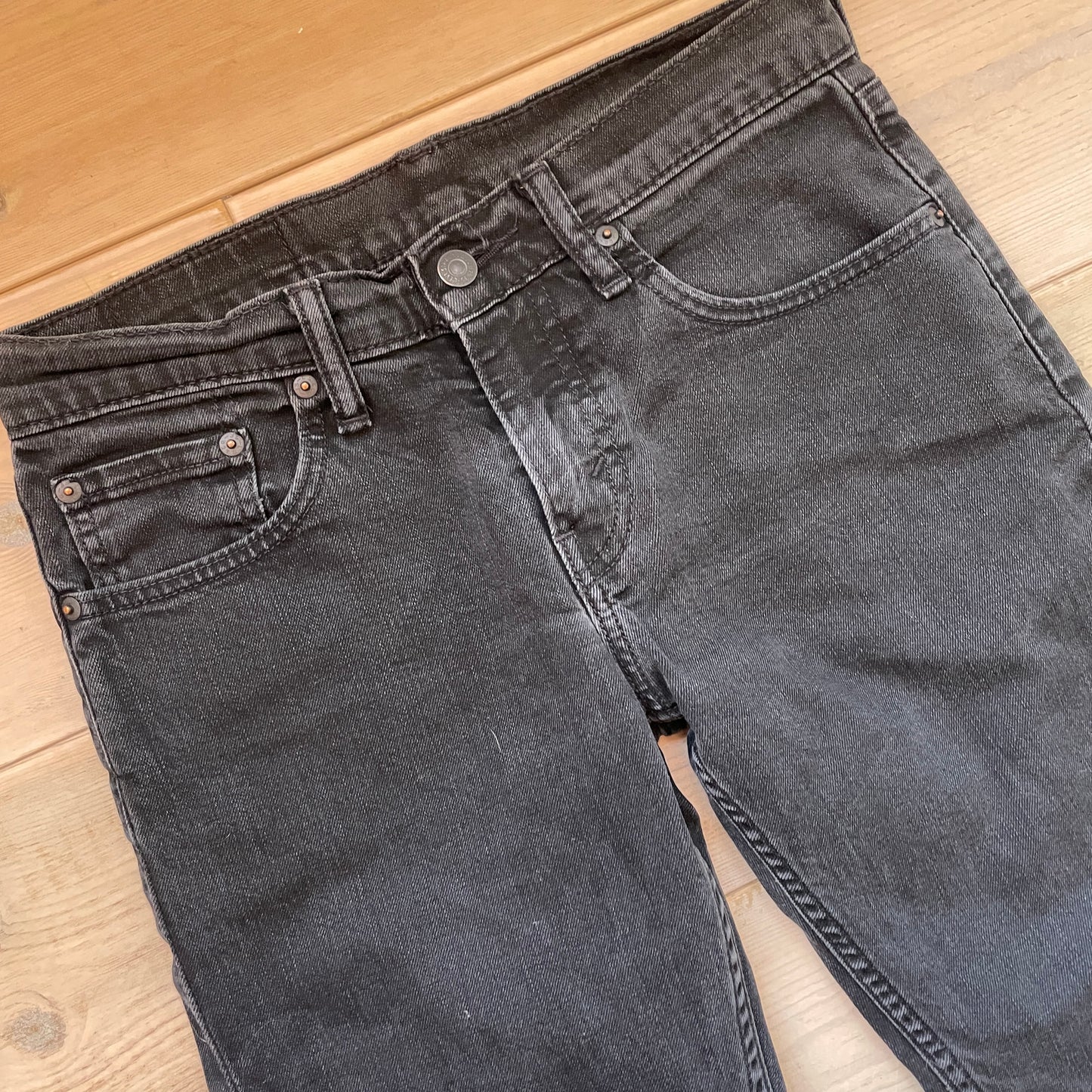 Sorte Levi’s 511 Raw-Hem Cropped Jeans