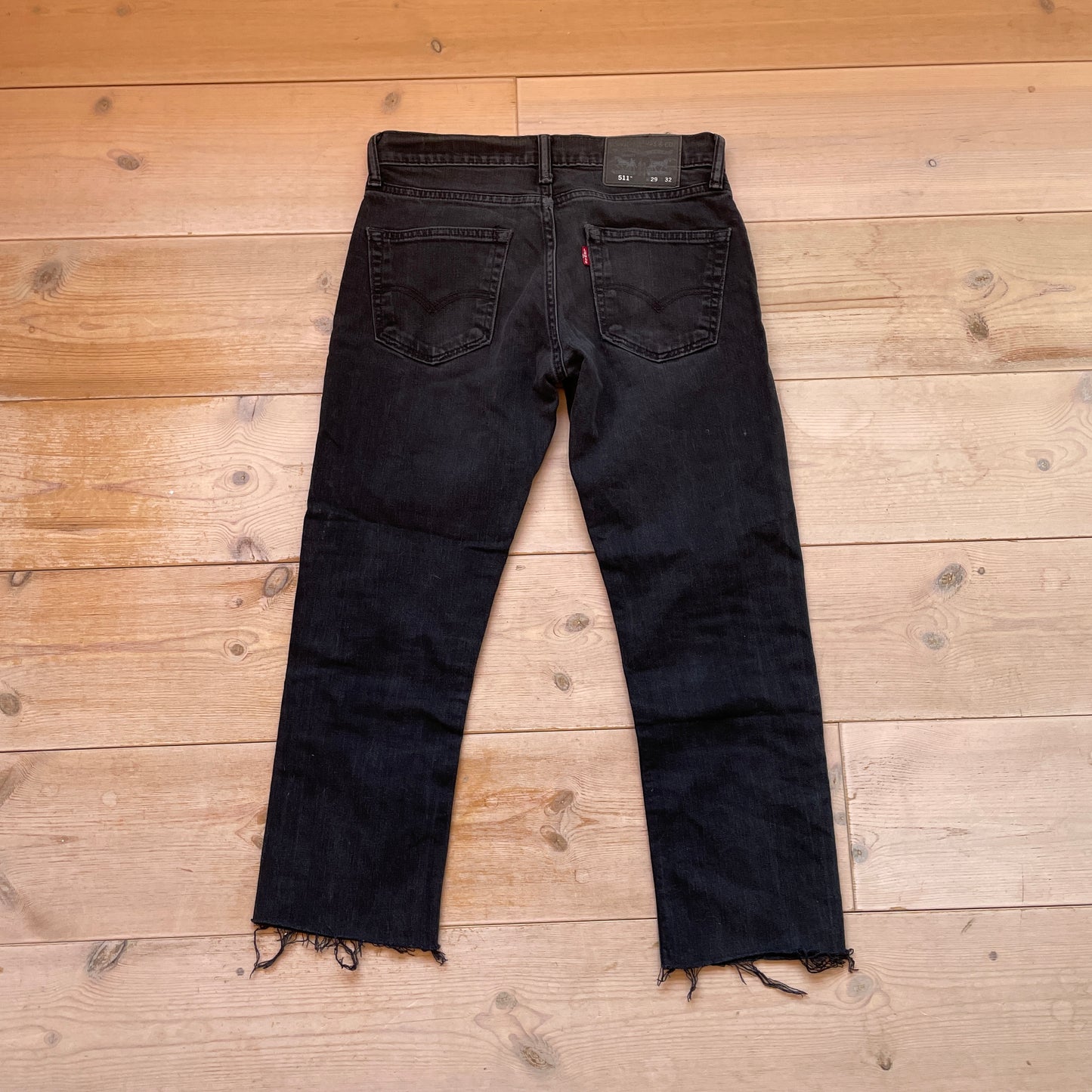 Sorte Levi’s 511 Raw-Hem Cropped Jeans