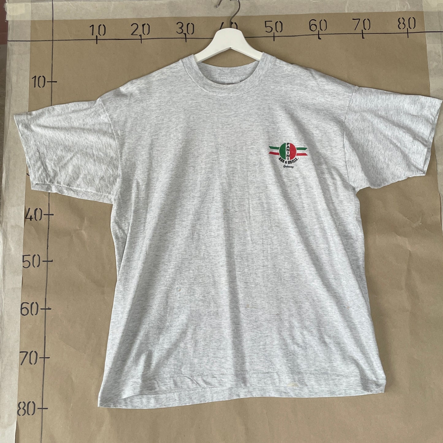 Grå Vintage Panini Bar & Grille T-Shirt Med Rygprint