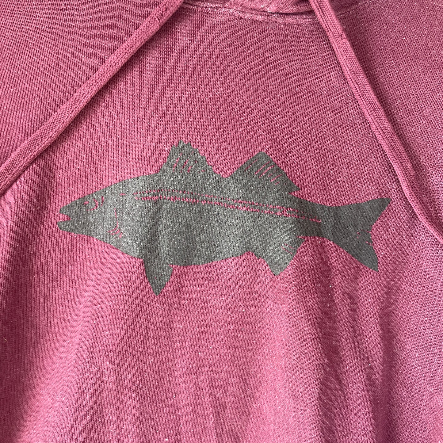 Bordeaux Comfort Colors Hoodie Med Fisketryk – The Black Bass