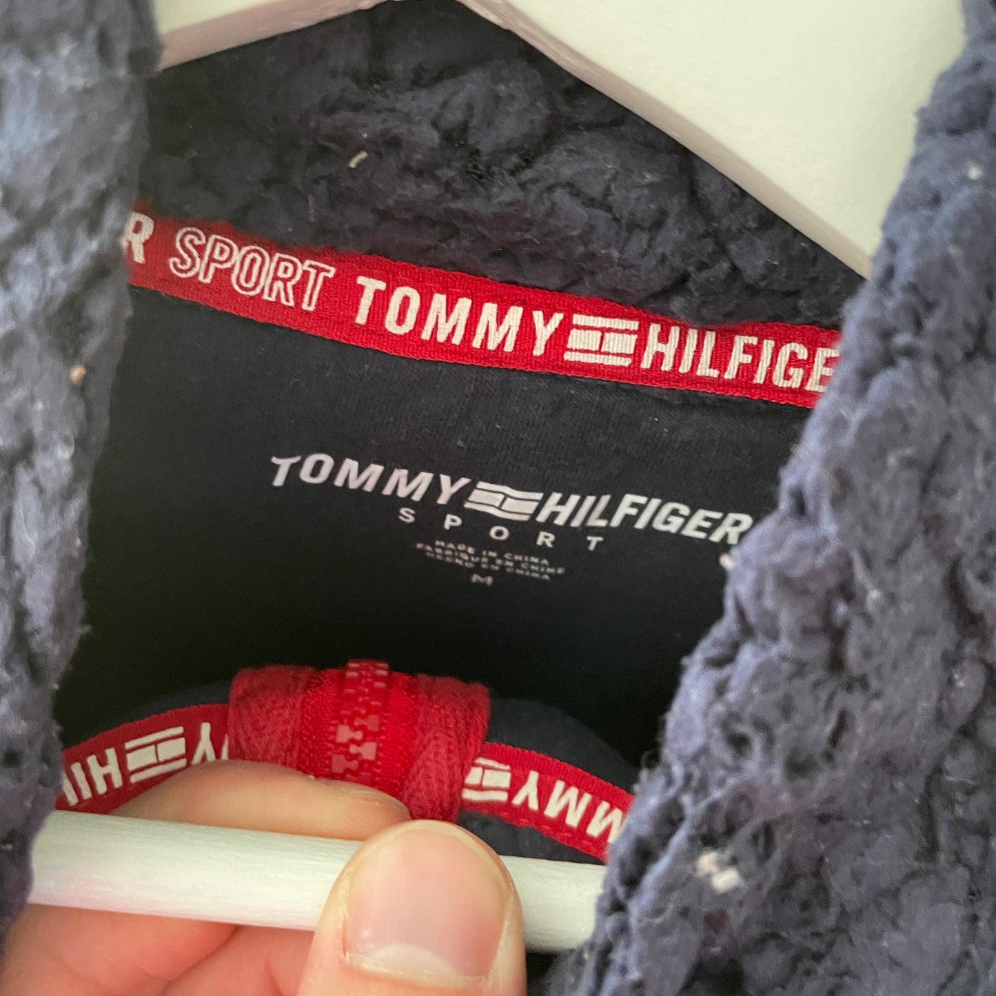 Marineblå Tommy Hilfiger Fleece Med Rød Lynlås