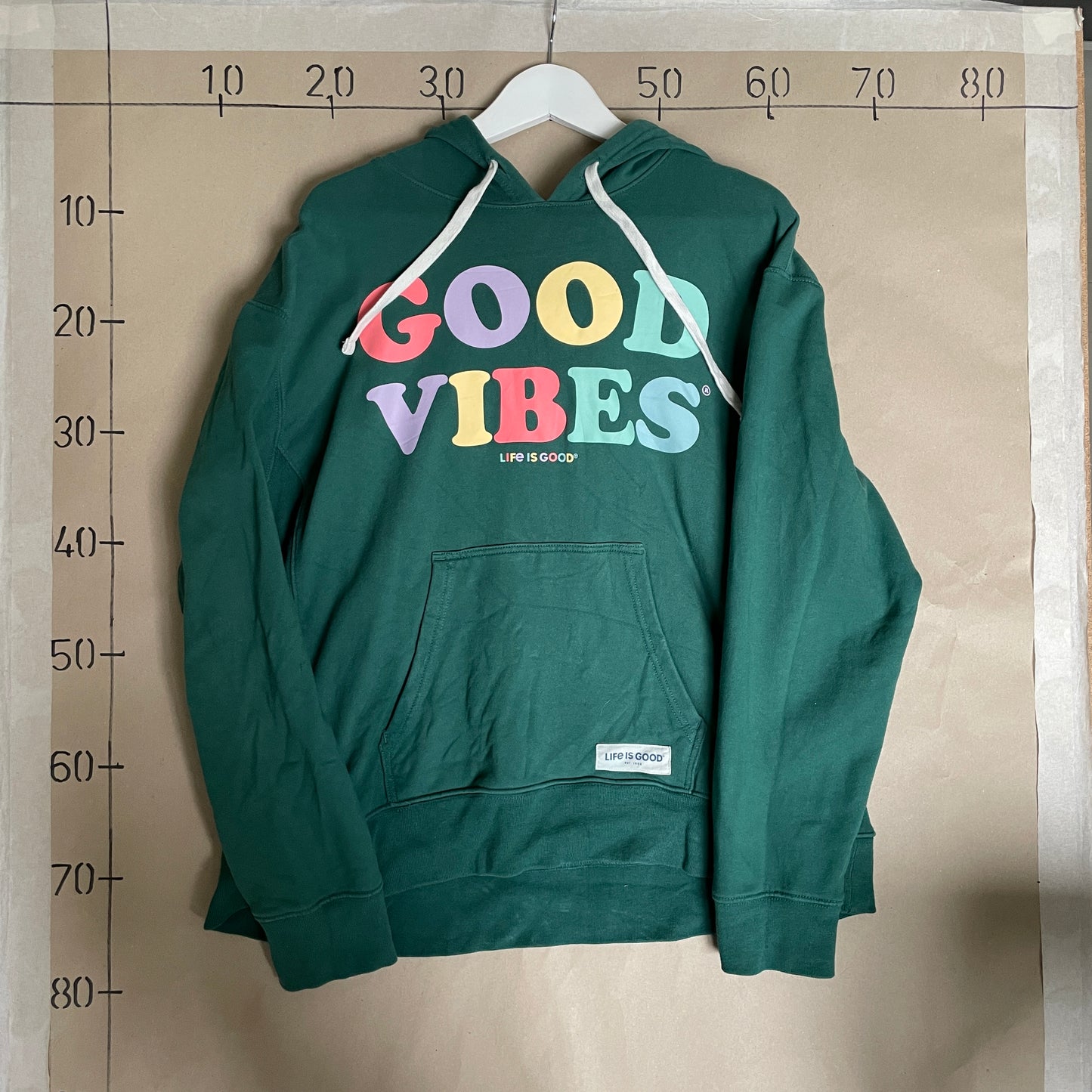 Grøn Hoodie Fra Life Is Good – "Good Vibes" Print