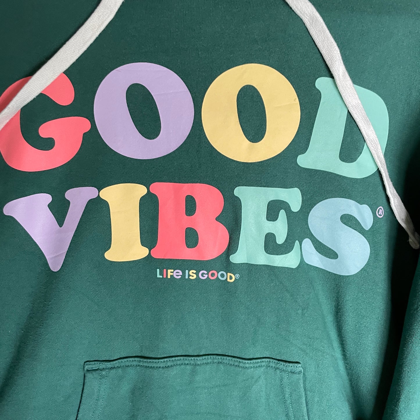Grøn Hoodie Fra Life Is Good – "Good Vibes" Print